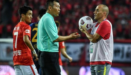  法兰克福主教练赛后批评裁判判罚引发争议  