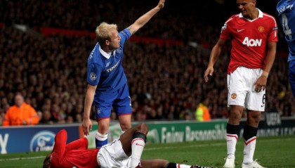  曼联战水晶宫遇争议判罚，B费染红离场  