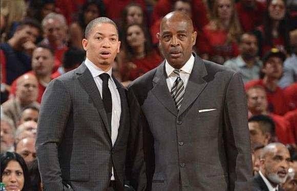  里昂主教练突遭下课，助教暂代指挥权  